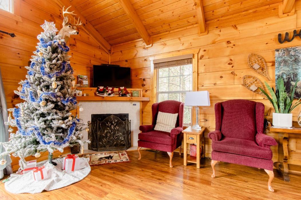 Cozy Cabin W/Hot Tub & Wifi In Gatlinburg Villa Exterior photo